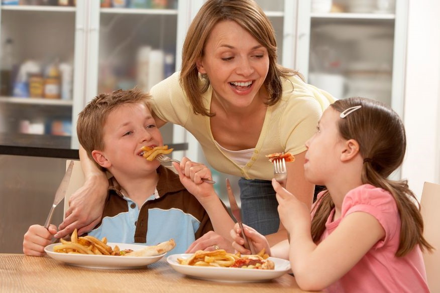 親の負担を軽減することは、子供への柔軟な食事指導に繋がるかもしれない