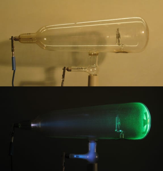 クルックス管（真空放電管）電極をオンにすることで管内に残った僅かなガスが電離してプラズマとなる。
