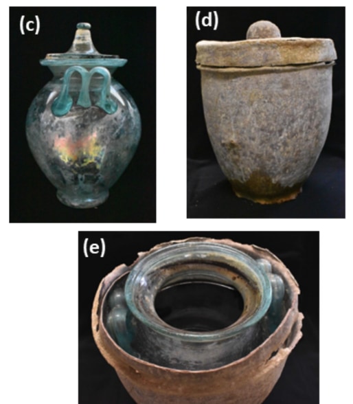 c：ガラス製の骨壷、d：骨壷を納めていた容器、e：骨壷に入っていた赤い液体