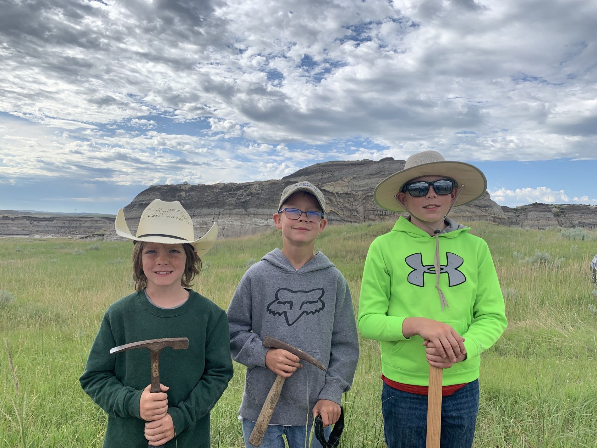 化石を発見した3人の少年。左からリアムくん、カイデンくん、ジェシンくん