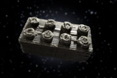 隕石の塵から作ったレゴブロック。表面はやや粗い