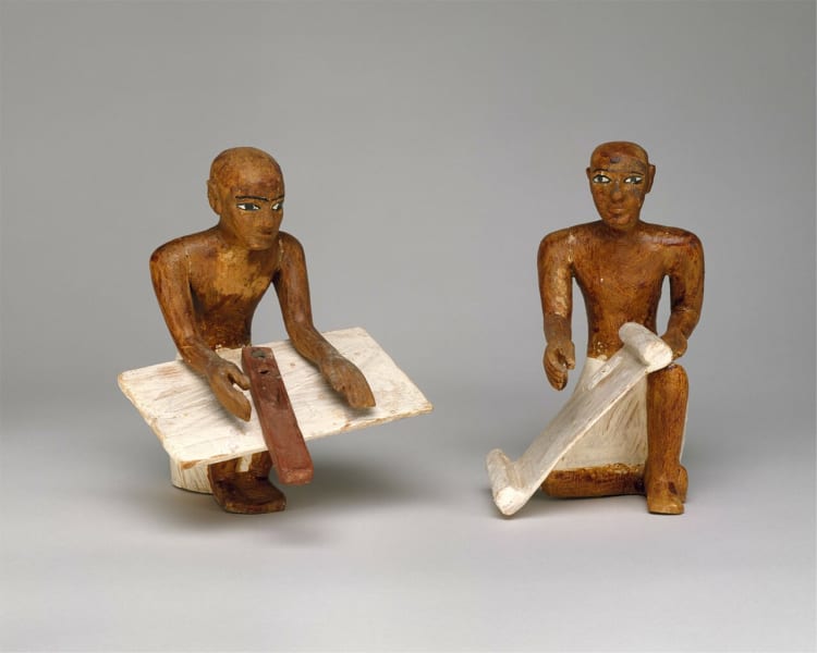 古代エジプトの書記官をかたどった彫刻