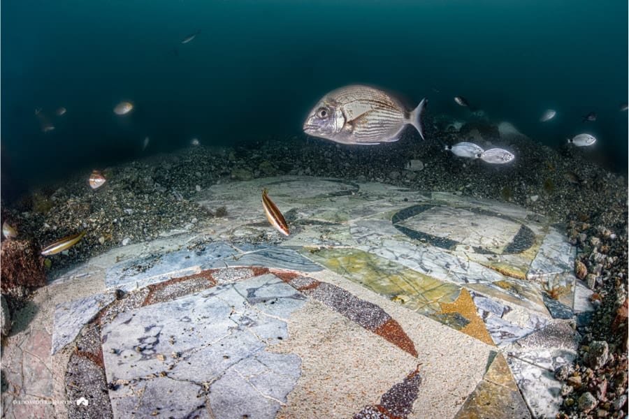 「当時のまま」海底に沈んだ古代ローマ都市バイアで大理石のポーチを発見！