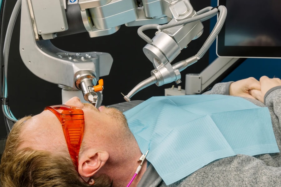 ロボット歯科医による人間の治療に成功。ただしFDAの承認は受けていない。