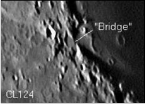 月面で発見された、あるはずのない「巨大橋」とはの画像 3/4