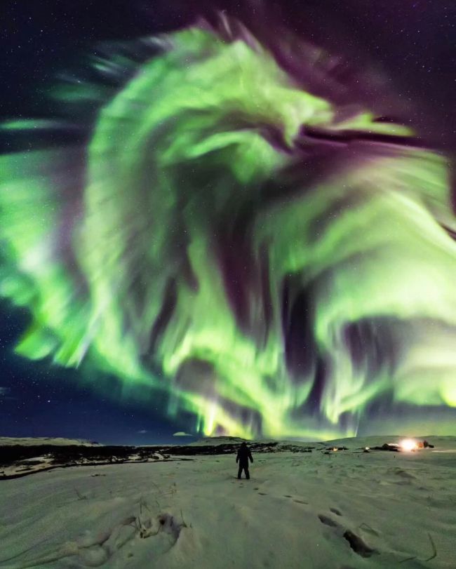 神秘的な「ドラゴン・オーロラ」がアイスランドの空に発生！その正体は