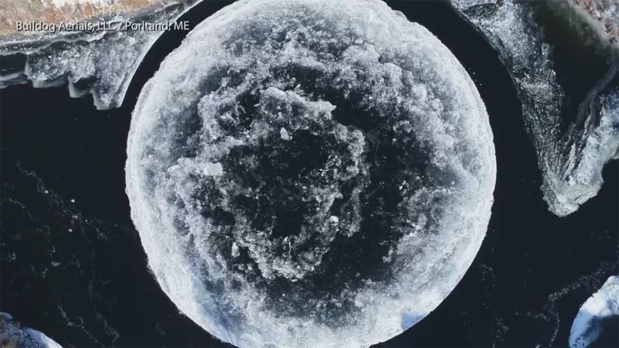 凍った月 !?　 謎のくるくる回る巨大な円盤状の氷がアメリカに出現！