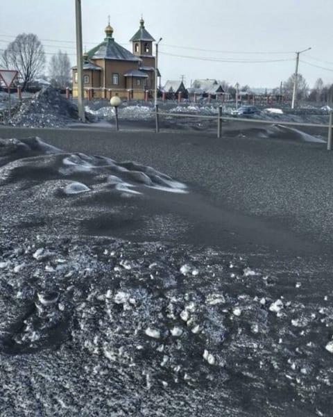 この世の終わりじゃ…ロシアの町に「黒い雪」が降る