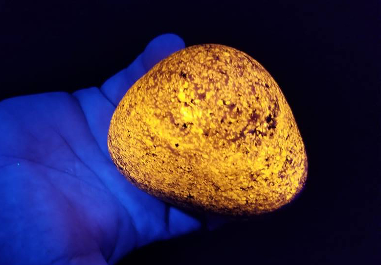 紫外線で金色に光る新種の鉱物「ユーパーライト」を発見！ しかも販売