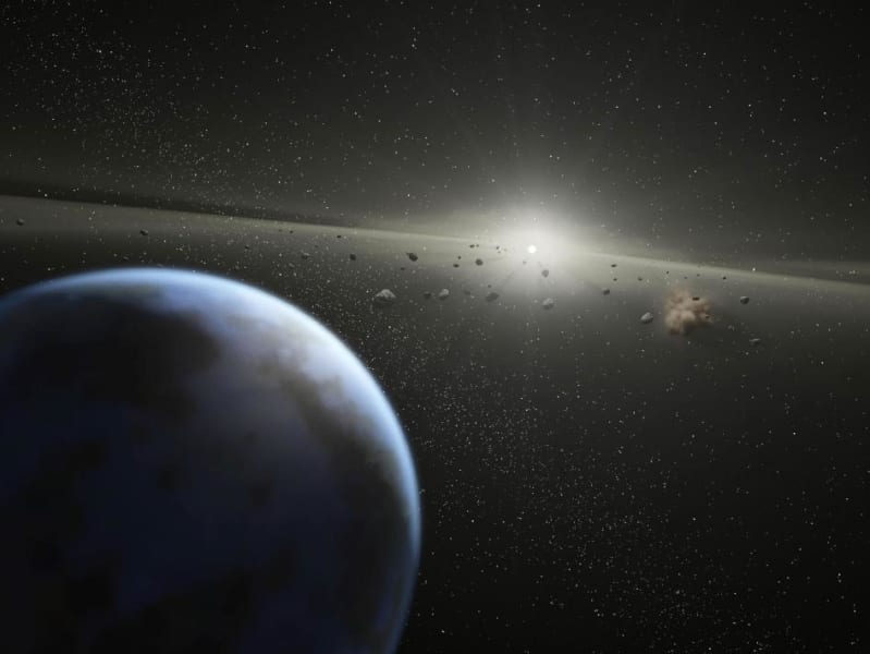 月より近い。本日、一軒家サイズの小惑星3つが地球スレスレを高速で通過していた