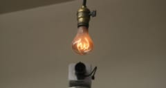 1901年からずっと光り続けている世界最高齢の「100年電球」の神秘の画像 3/4