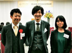 電気味覚研究は、宮下先生を研究代表者とするプロジェクトとしてキヤノン財団助成「理想の追求」に採択されました。左から、宮下先生、青山さん、中村さん。