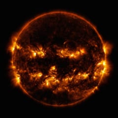 太陽が笑ってる!?　NASAによる巨大ジャックオランタンのような太陽画像が粋な感じの画像 2/2