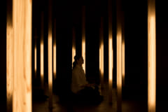 日本初、本格的な瞑想専用スタジオ“muon”（ムオン）がオープン！ほの暗い神秘的な空間に心が癒やされるの画像 1/6