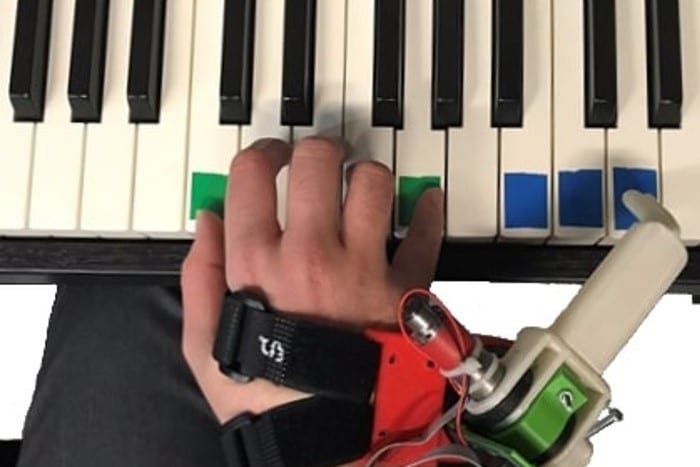 人は短時間で追加されたロボット指を使ってピアノが演奏できると判明