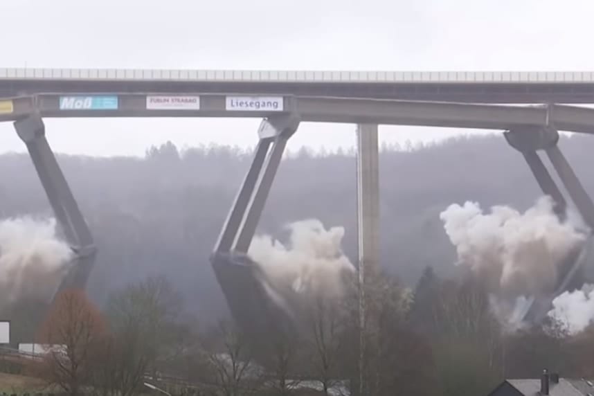 55年続いた「ドイツの橋」の爆破解体に成功！　真横には新しい橋が…