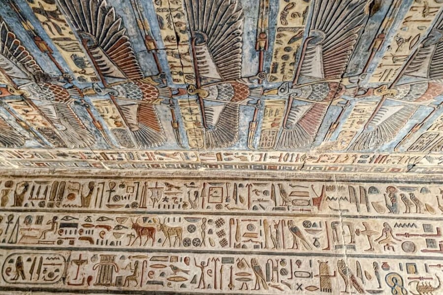 2千年前の鮮やかな色彩がそのまま保存された「古代エジプトの天井画」を発見！