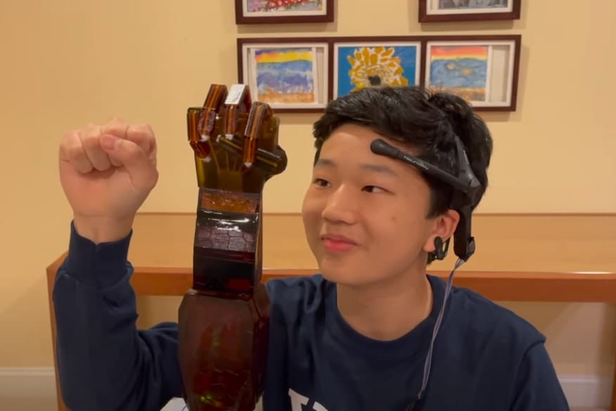 米国の高校生が「脳波で操作できる義手」を開発！