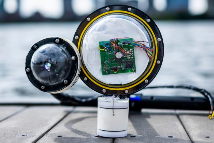 MITが音波の反射でデータ送信するバッテリー不要の水中カメラを開発