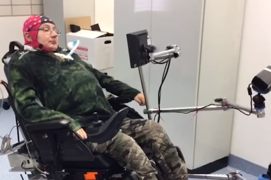 【思念コントロール車椅子】操作が上達した人はみな「脳波が変化」していた