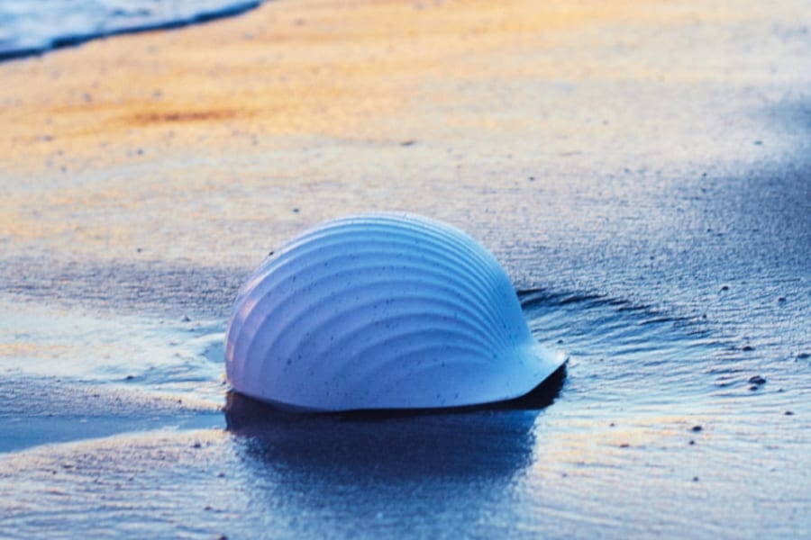 ホタテの貝殻で作られたヘルメット「ホタメット」が登場！
