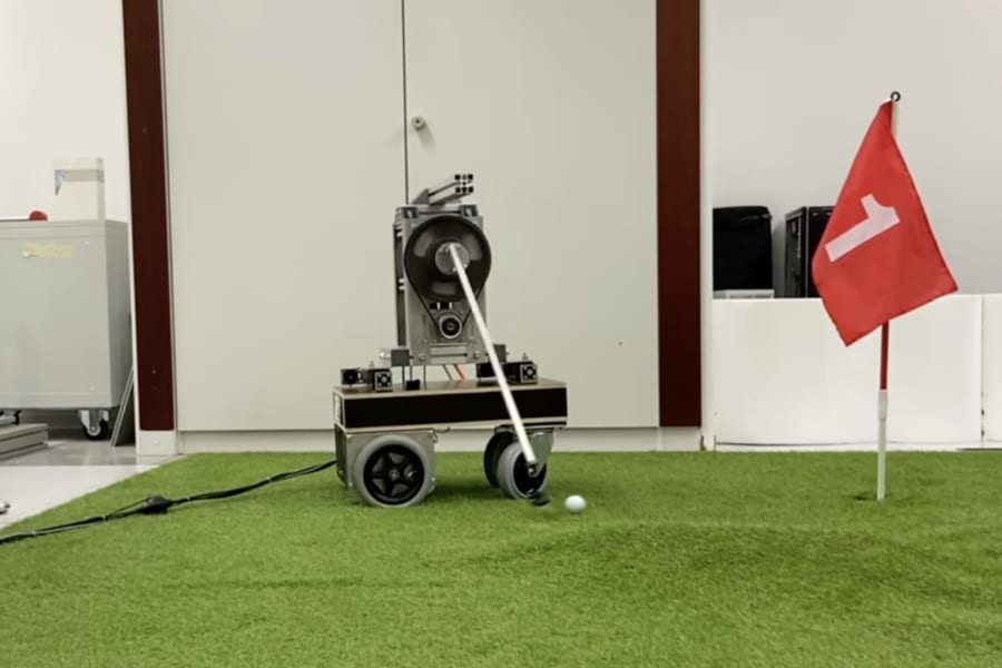 AIが芝の条件を読んで60%の精度でパットを決めるゴルフロボット