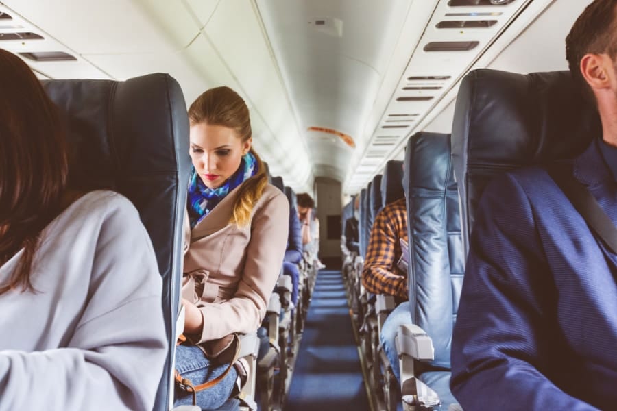 飛行機事故で最も生存しやすい席はどこなのか？