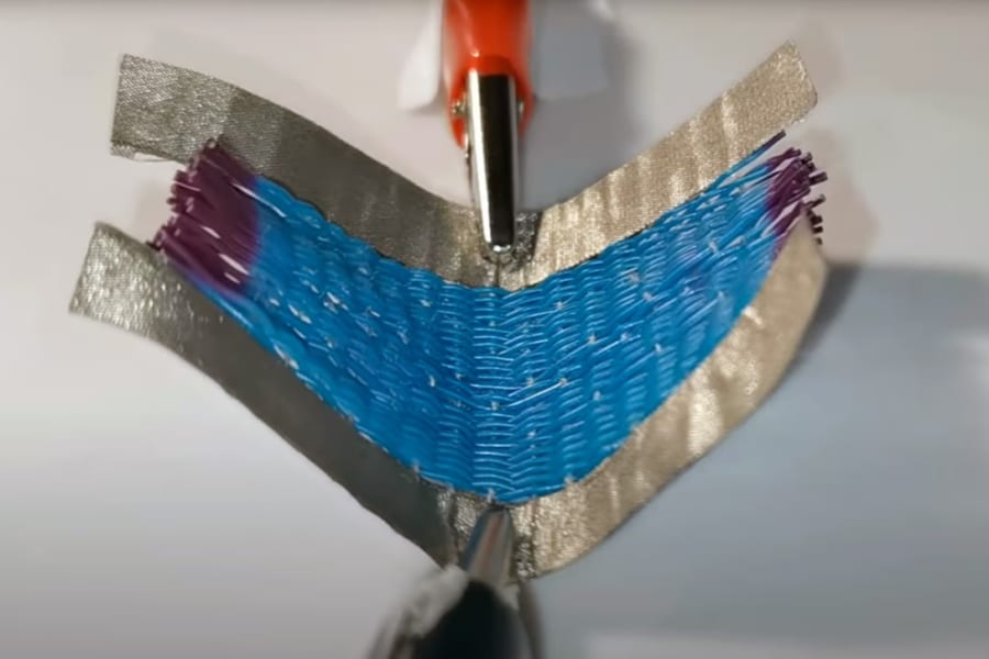 熱と電気で色と形を変える布素材を開発！