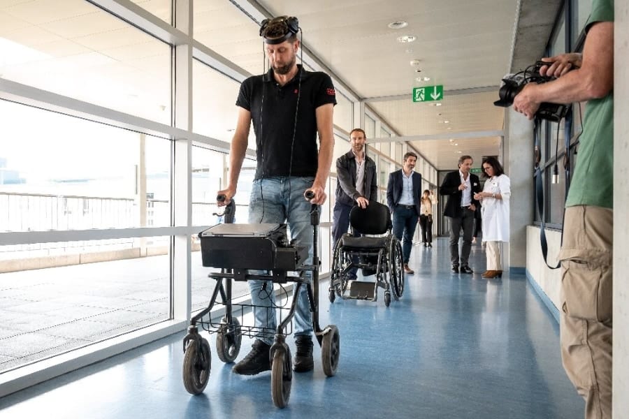 両脚麻痺男性「歩くイメージ」を脊髄に送るインプラント治療で再び歩けるように！