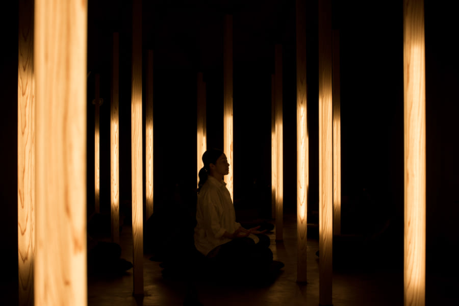 日本初、本格的な瞑想専用スタジオ“muon”（ムオン）がオープン！ほの暗い神秘的な空間に心が癒やされる