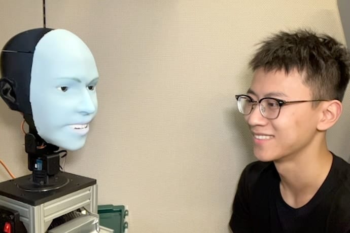 対話中に自然な反応速度で笑顔をつくれるロボット「エモ」