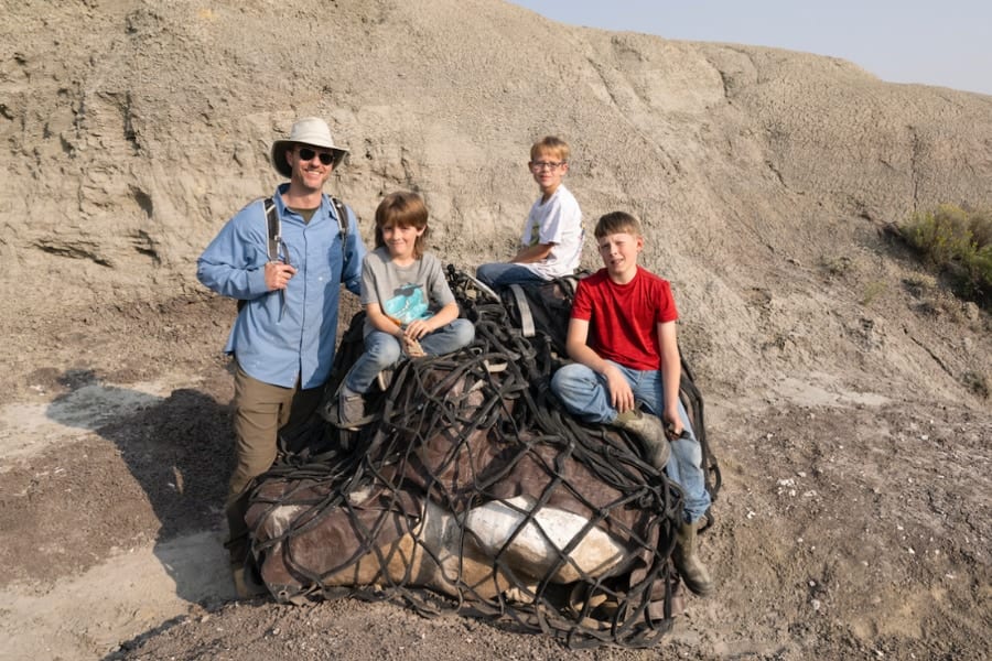 真夏の大発見！少年3人組が地面から突き出た「Tレックスの化石」を見つける！