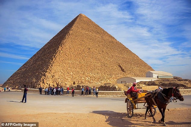 ピラミッド建造の謎が解明？採石場で「傾斜システム」の遺構が発見される