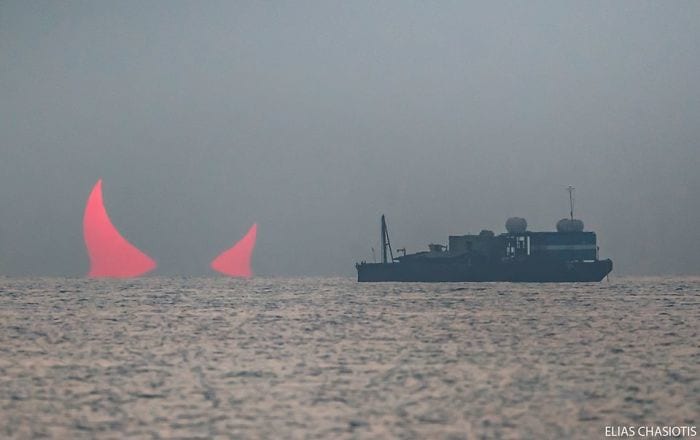 「悪魔の角」のような太陽、カタールの沿岸都市で撮影される