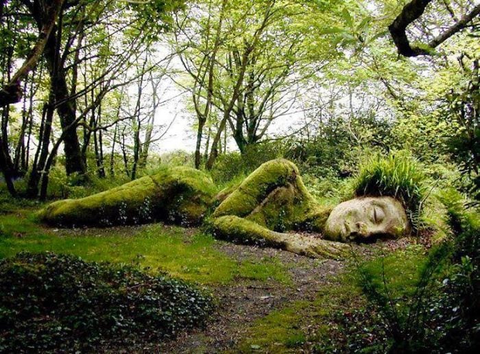 季節によって姿を変える。「生きた女神」が横たわる神秘的な庭園（イギリス）