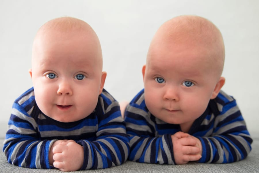 一卵性双生児の15%は「双子の片方に突然変異が集中している」という事実が判明！
