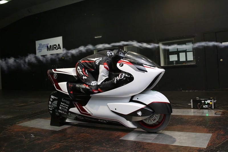 世界最速の時速400キロに挑戦「ボディに風穴が開いた電動バイク」が開発される