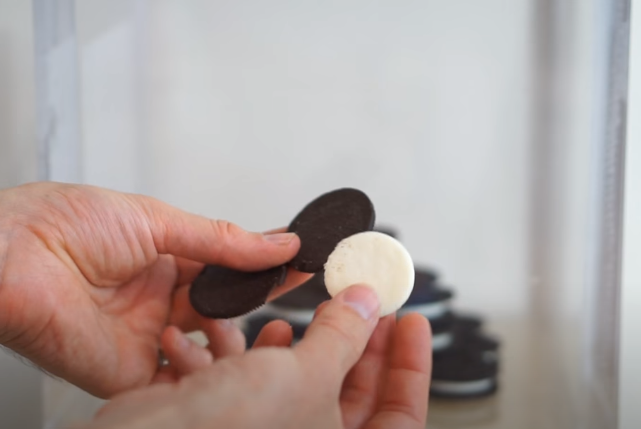 オレオのクッキーとクリームを「真空チャンバー」できれいに分離させるYouTuberの実験